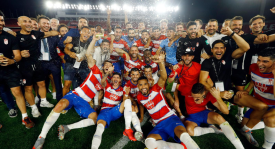 曼联新赛季：马丁内斯续约在望，引援策略曝光，齐尔克泽转会传闻发酵